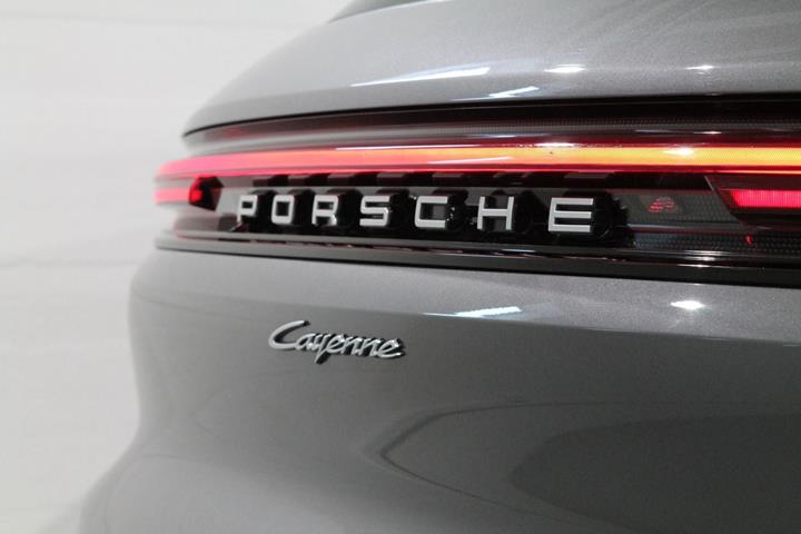 Grå Porsche Cayenne fra 2025