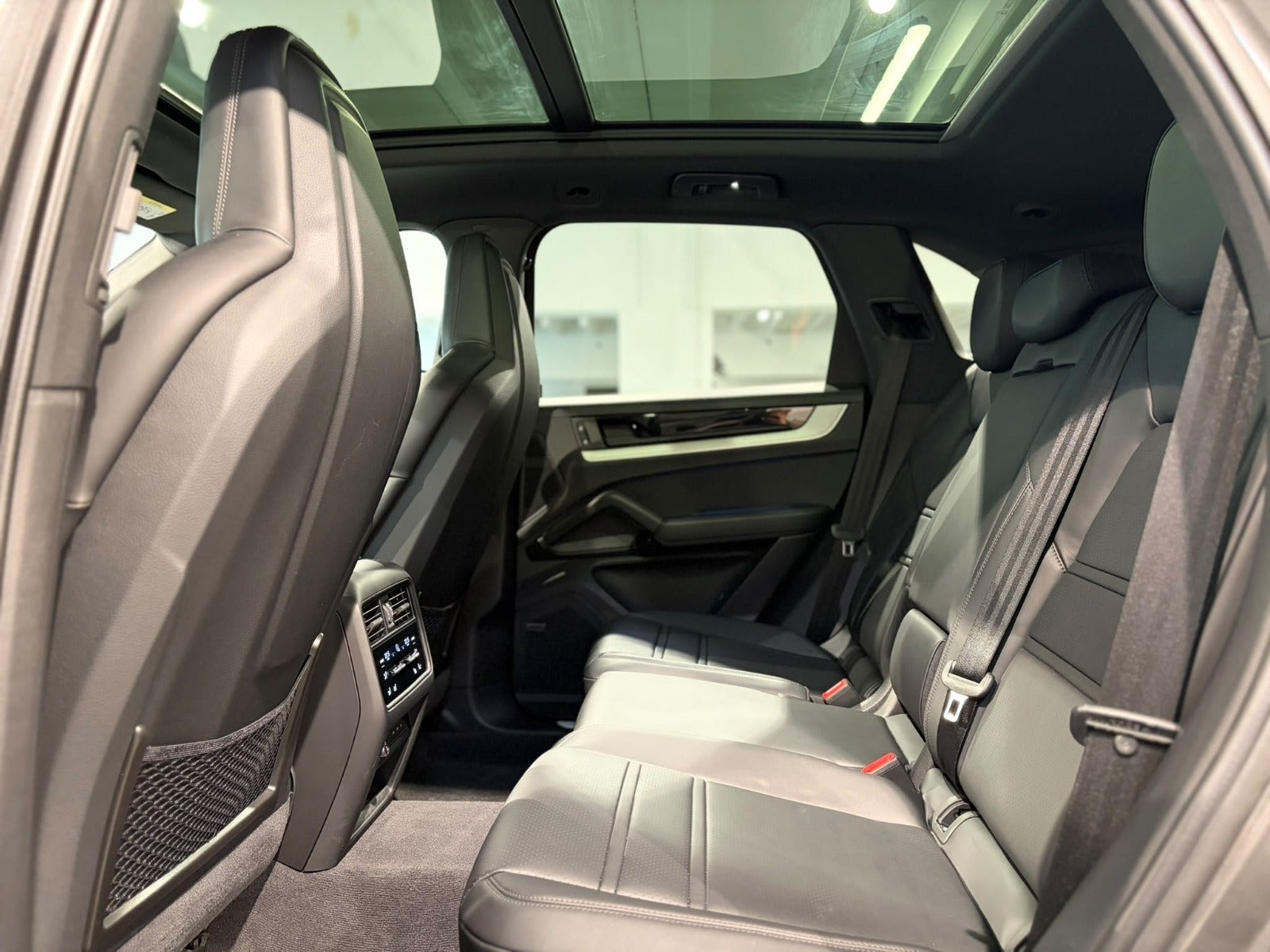 Grå Porsche Cayenne fra 2025