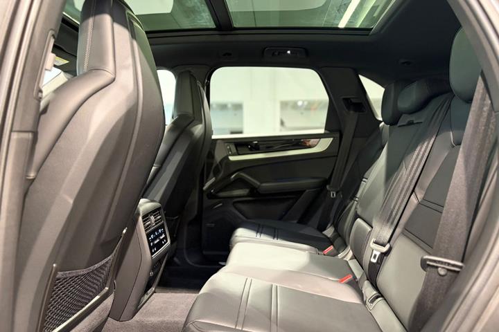 Grå Porsche Cayenne fra 2025