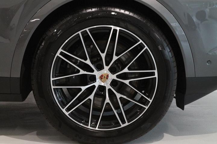 Grå Porsche Cayenne fra 2025