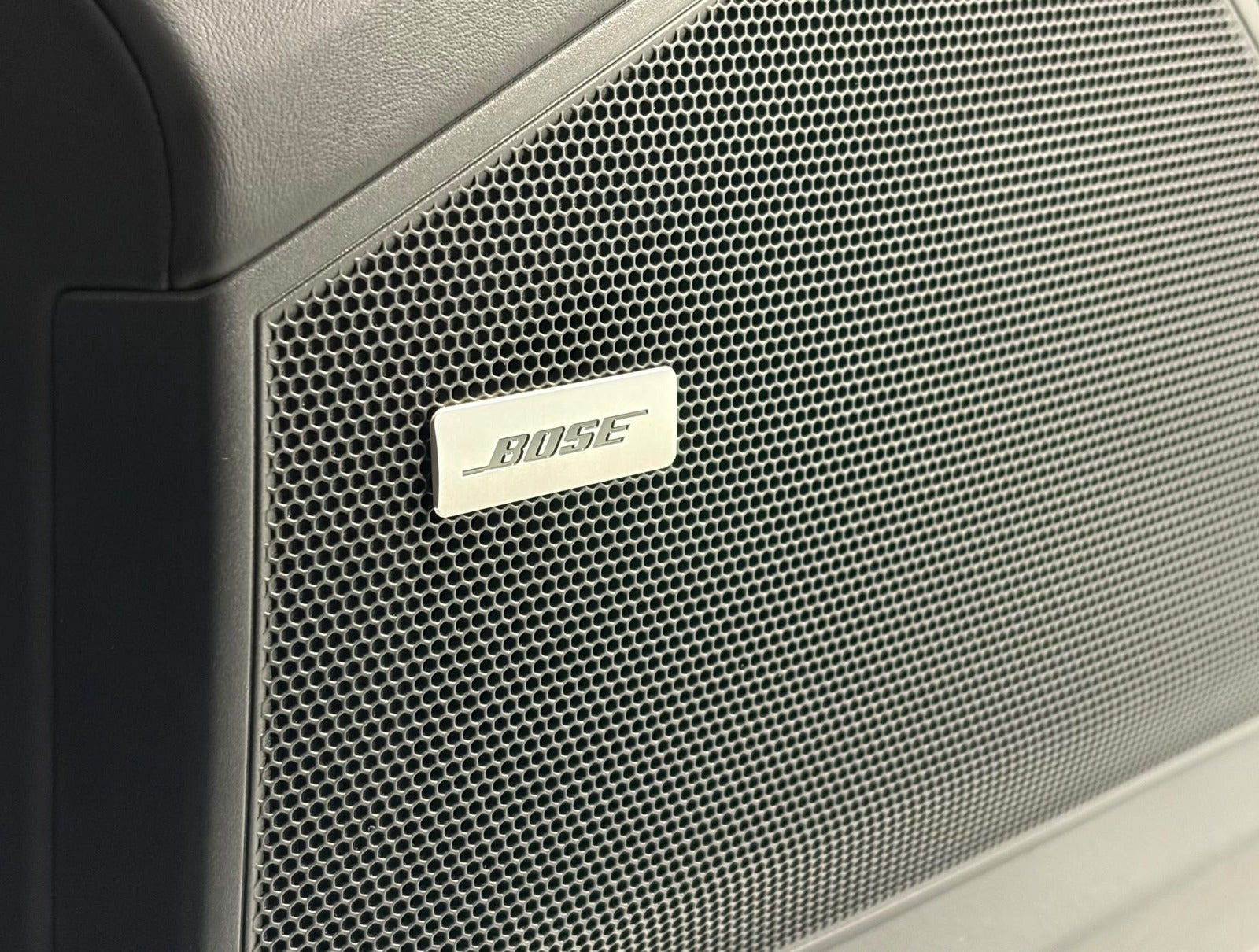 Grå Porsche Cayenne fra 2025