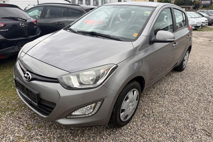 Grå Hyundai i20 fra 2013