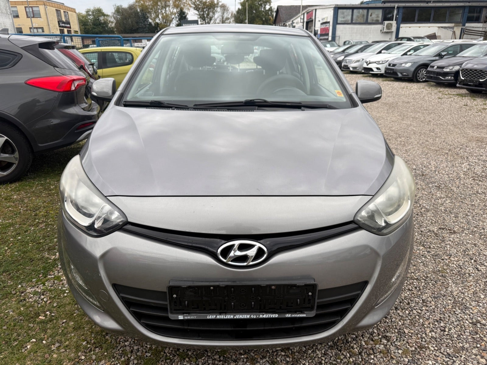 Grå Hyundai i20 fra 2013