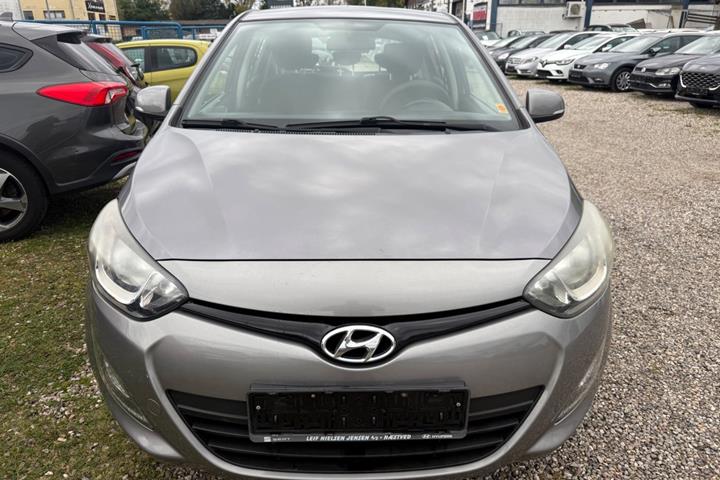 Grå Hyundai i20 fra 2013
