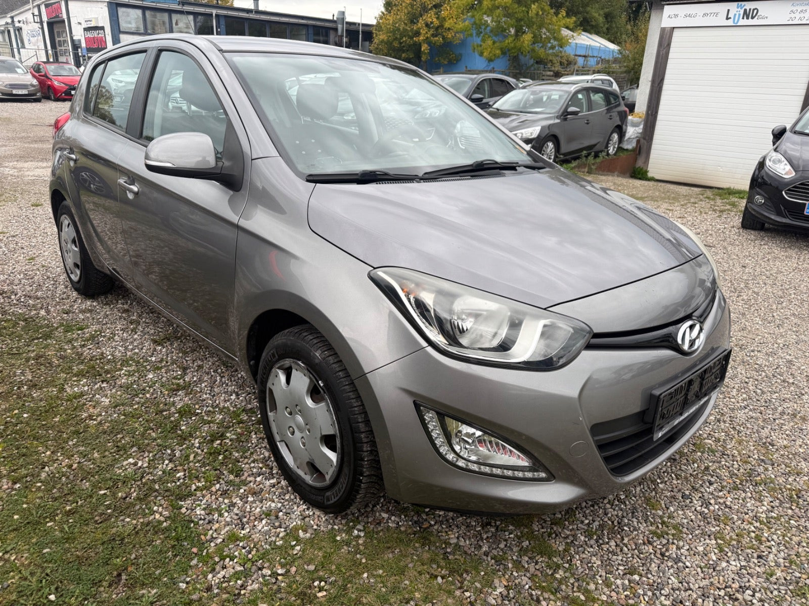 Grå Hyundai i20 fra 2013