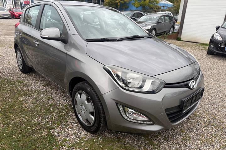 Grå Hyundai i20 fra 2013