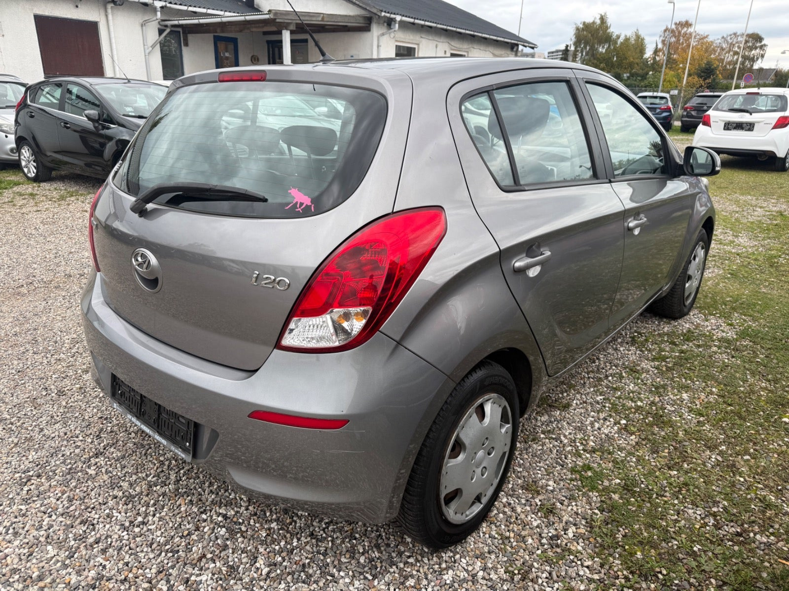 Grå Hyundai i20 fra 2013