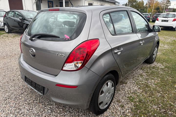 Grå Hyundai i20 fra 2013