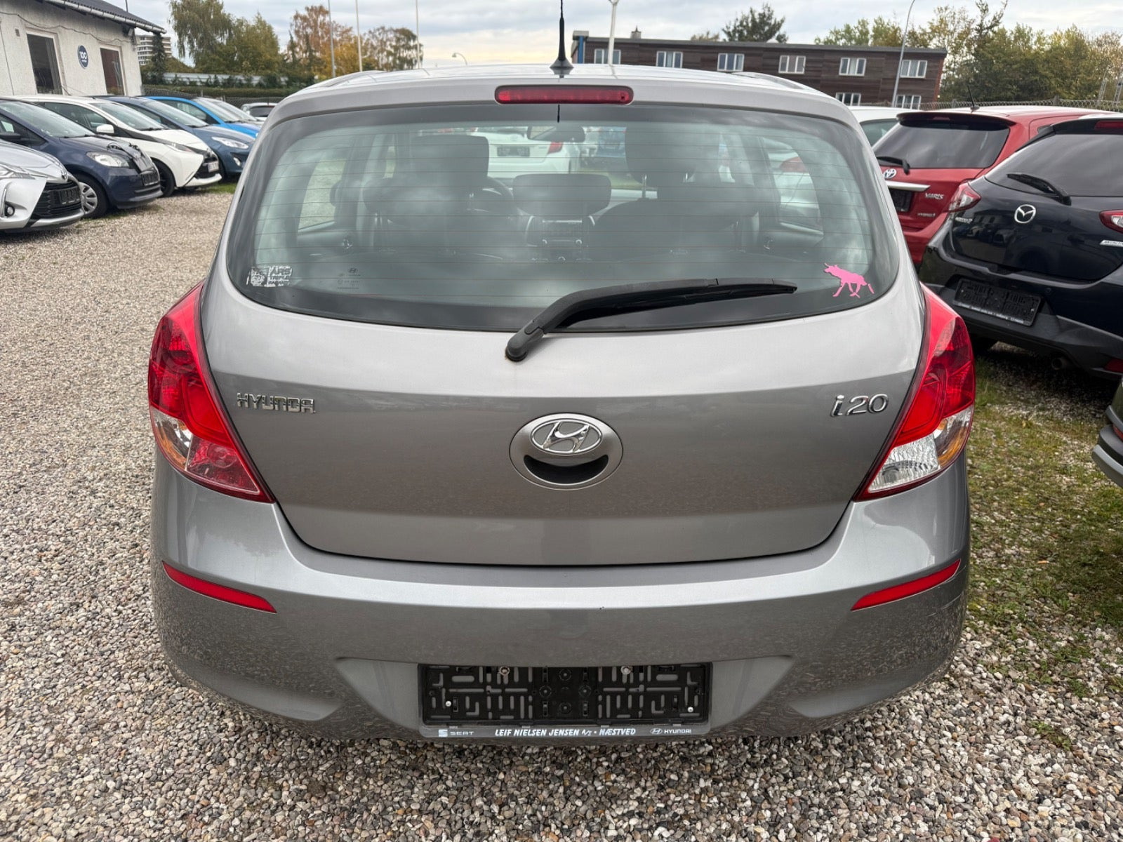 Grå Hyundai i20 fra 2013
