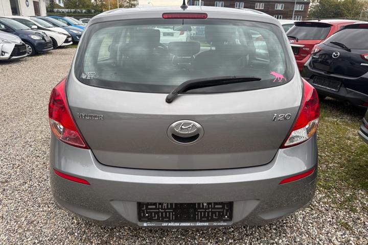 Grå Hyundai i20 fra 2013