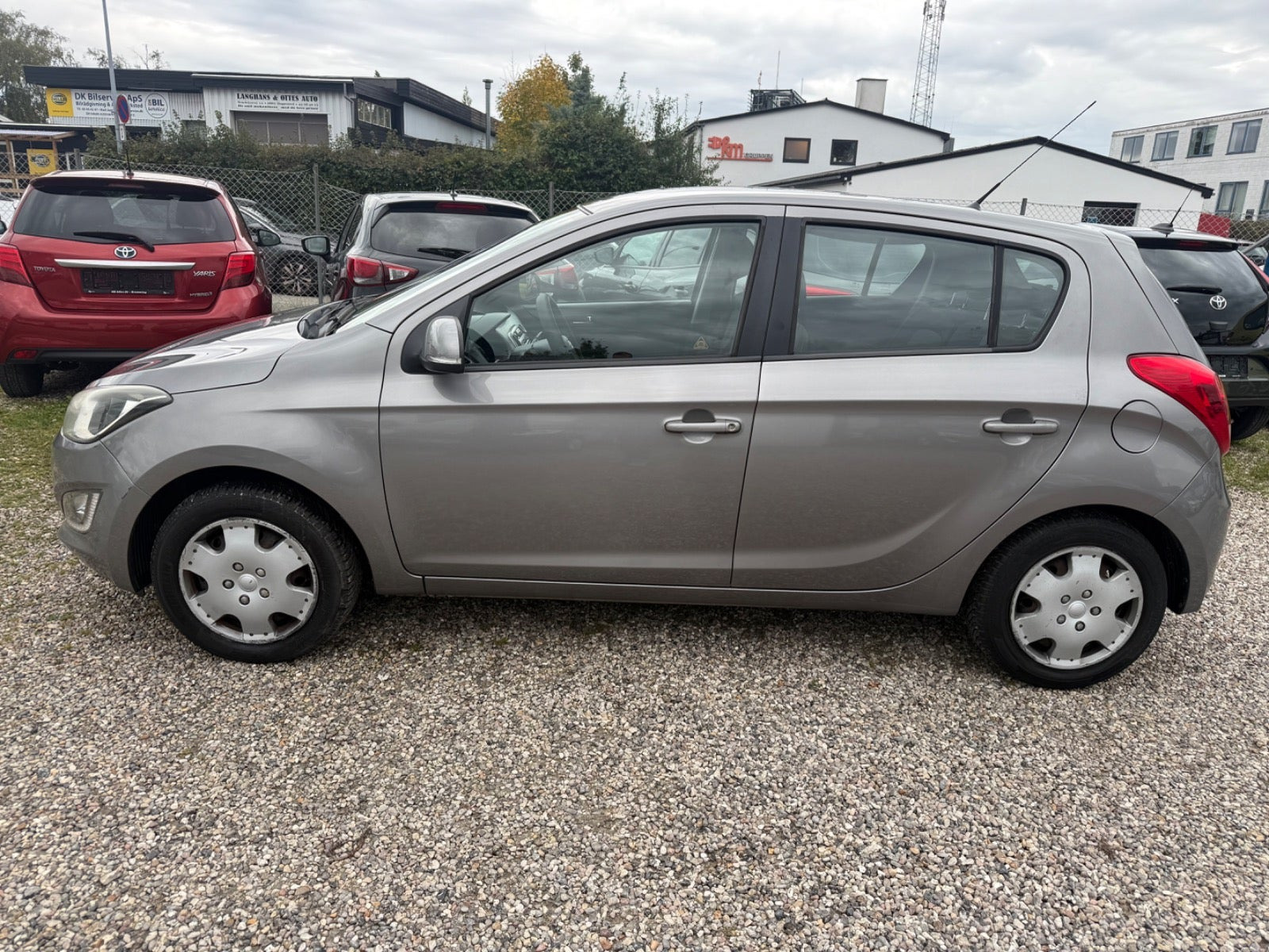 Grå Hyundai i20 fra 2013