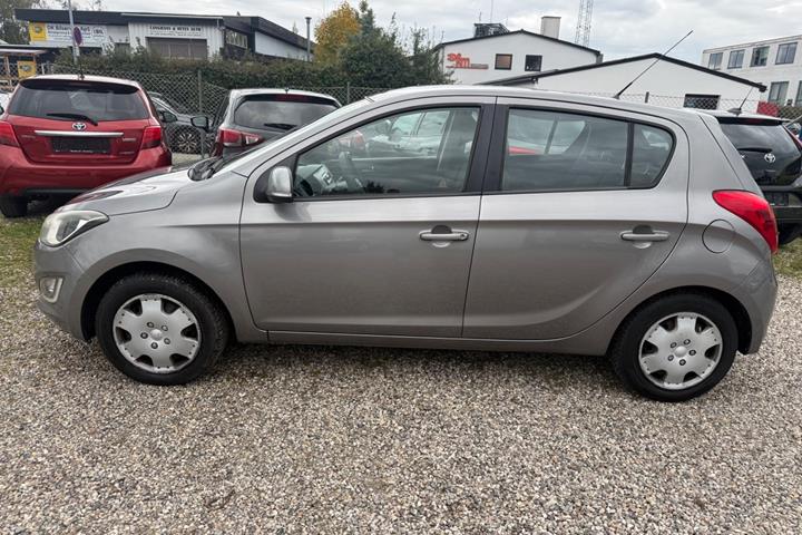 Grå Hyundai i20 fra 2013