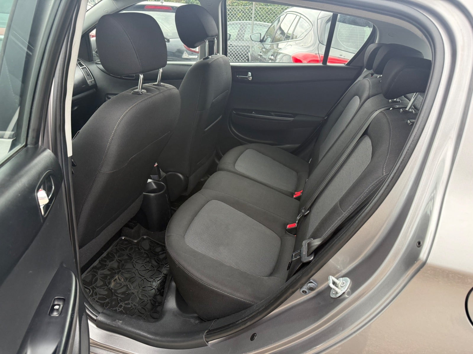 Grå Hyundai i20 fra 2013