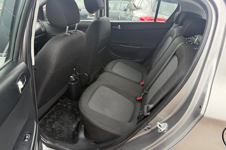 Grå Hyundai i20 fra 2013