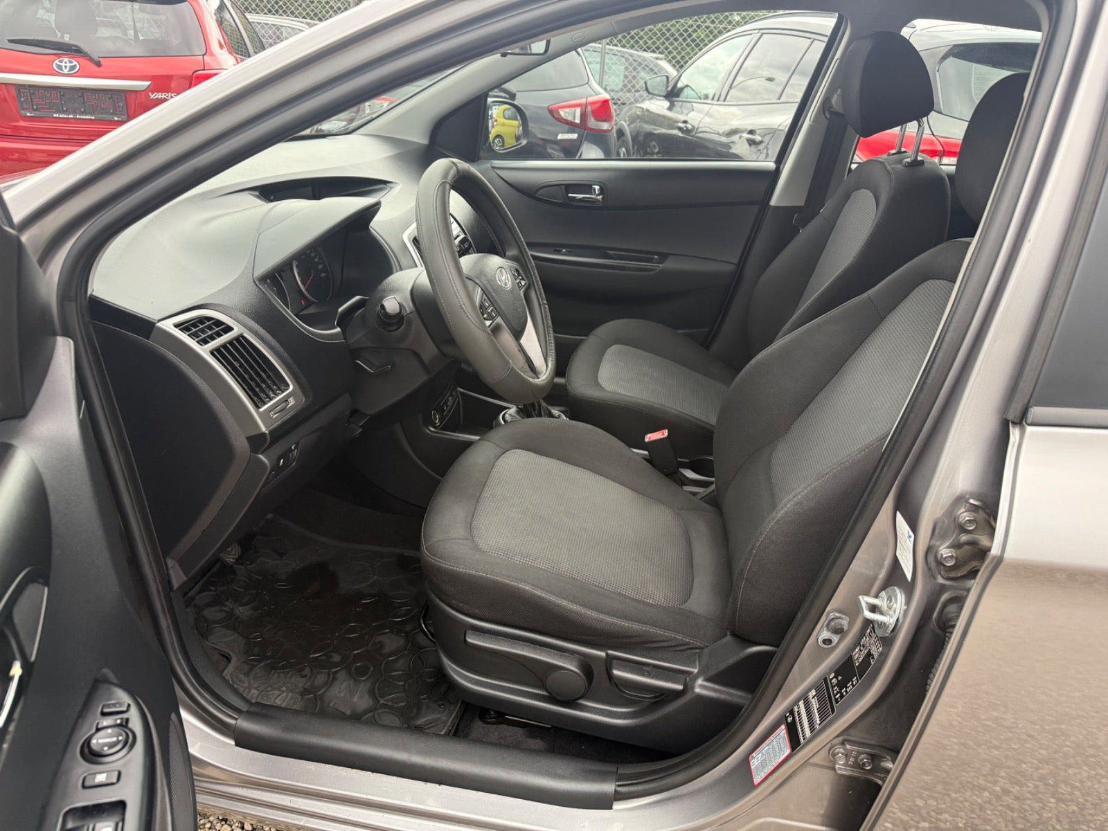 Grå Hyundai i20 fra 2013