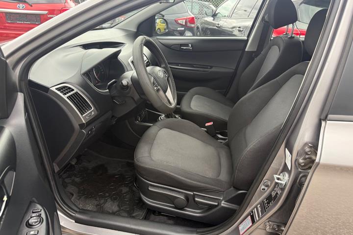 Grå Hyundai i20 fra 2013