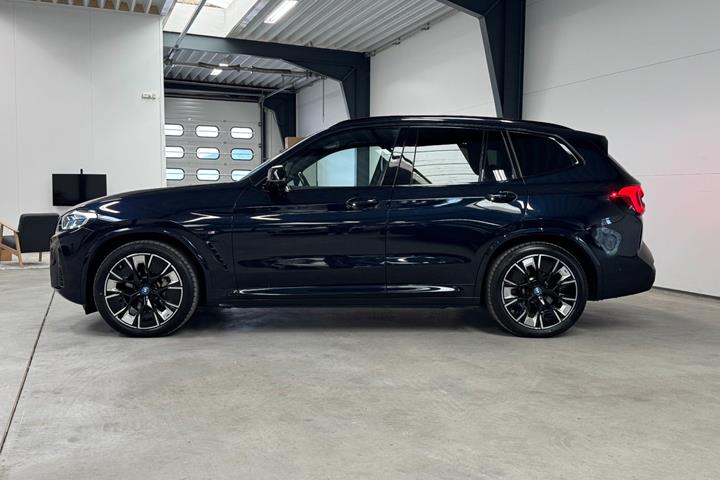 Sort BMW iX3 fra 2023