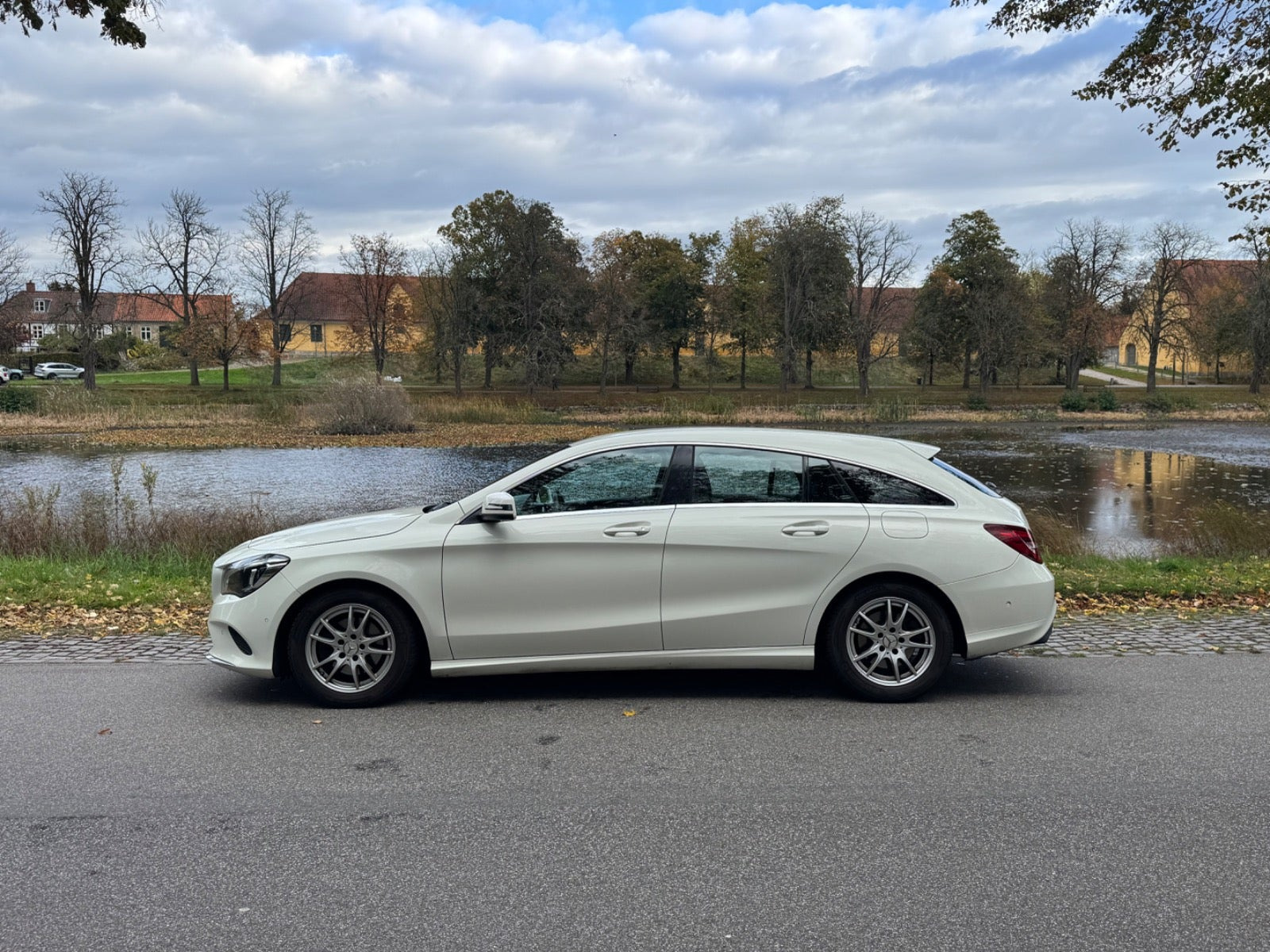 Hvid Mercedes CLA200 fra 2017