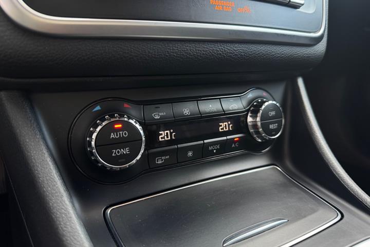Hvid Mercedes CLA200 fra 2017