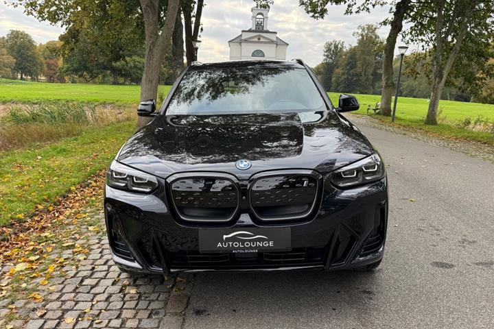 Blå BMW iX3 fra 2023