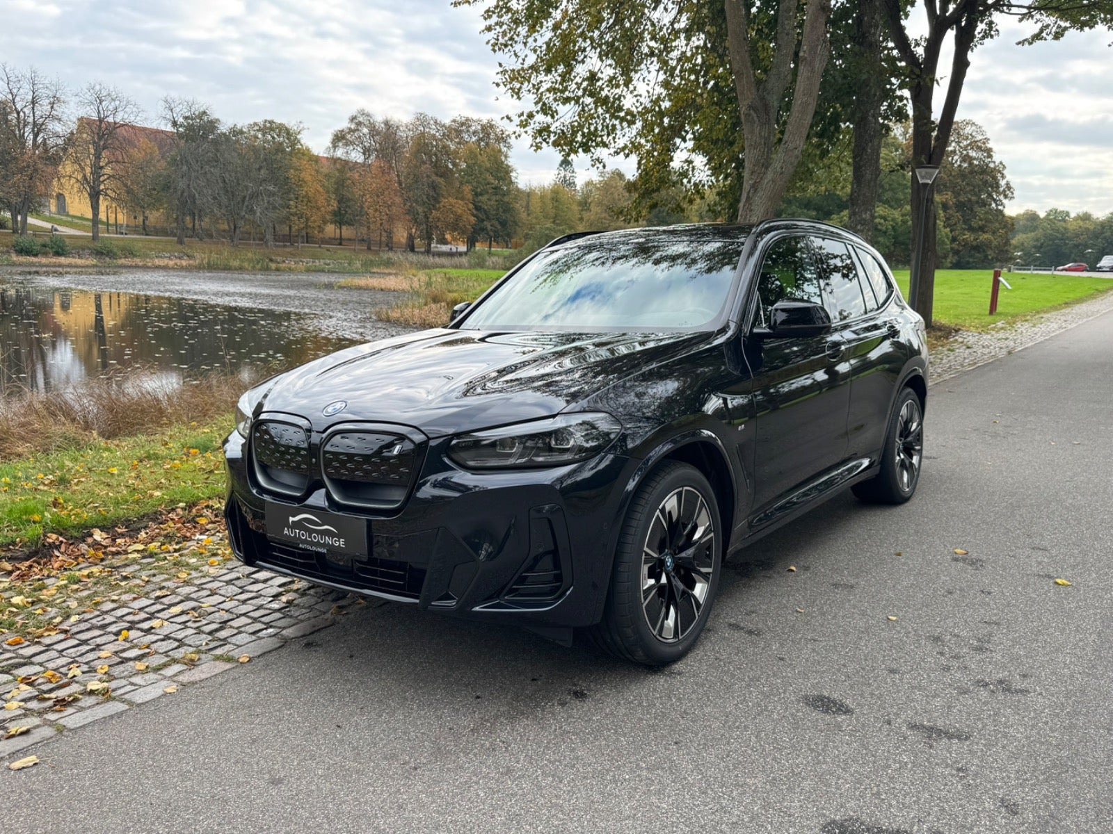 Blå BMW iX3 fra 2023