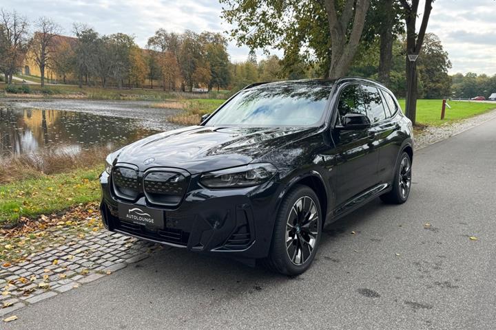 Blå BMW iX3 fra 2023