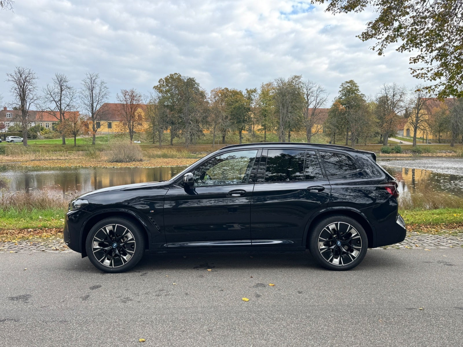 Blå BMW iX3 fra 2023