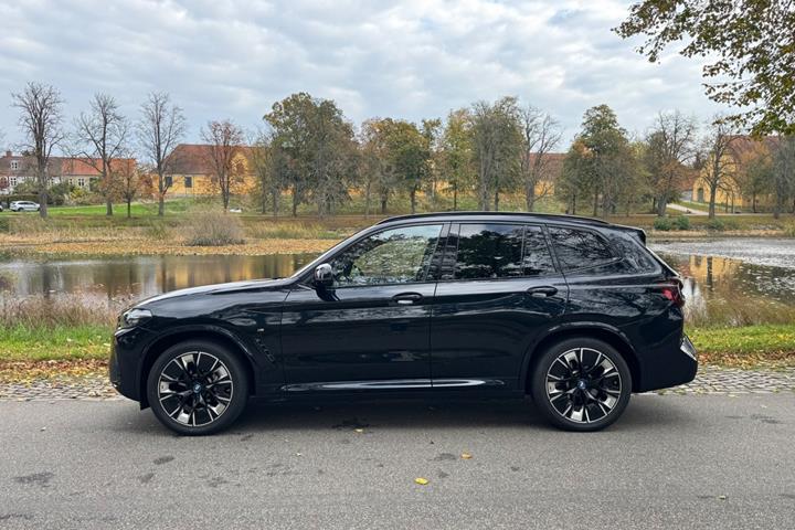 Blå BMW iX3 fra 2023