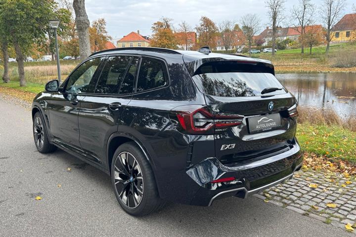 Blå BMW iX3 fra 2023