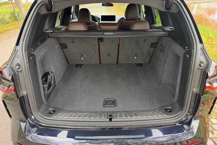 Blå BMW iX3 fra 2023