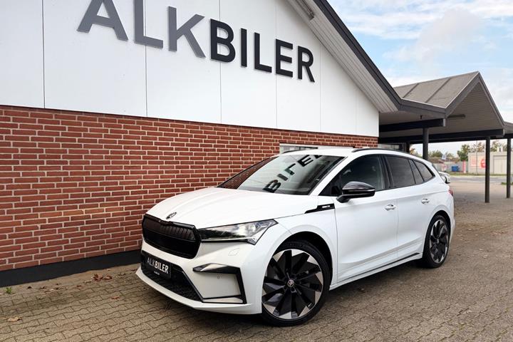 Hvid Skoda Enyaq fra 2022 set udefra