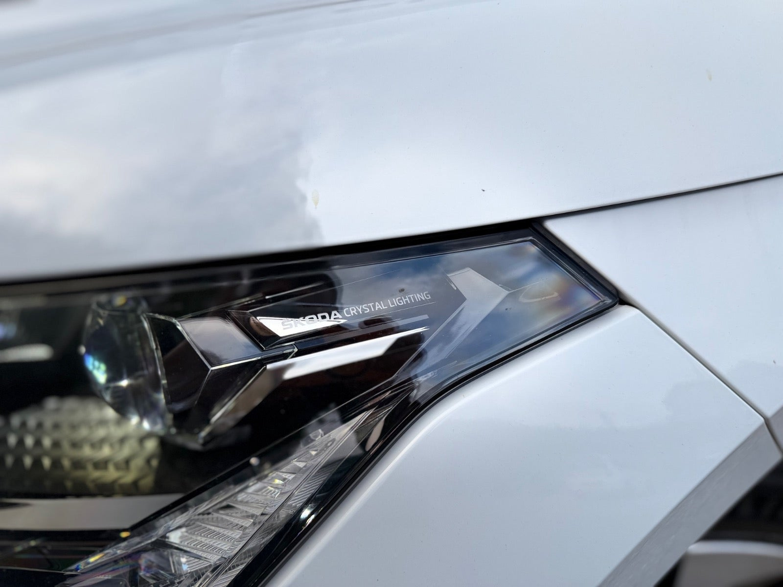 Hvid Skoda Enyaq fra 2022