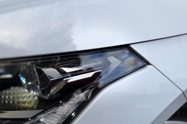 Hvid Skoda Enyaq fra 2022