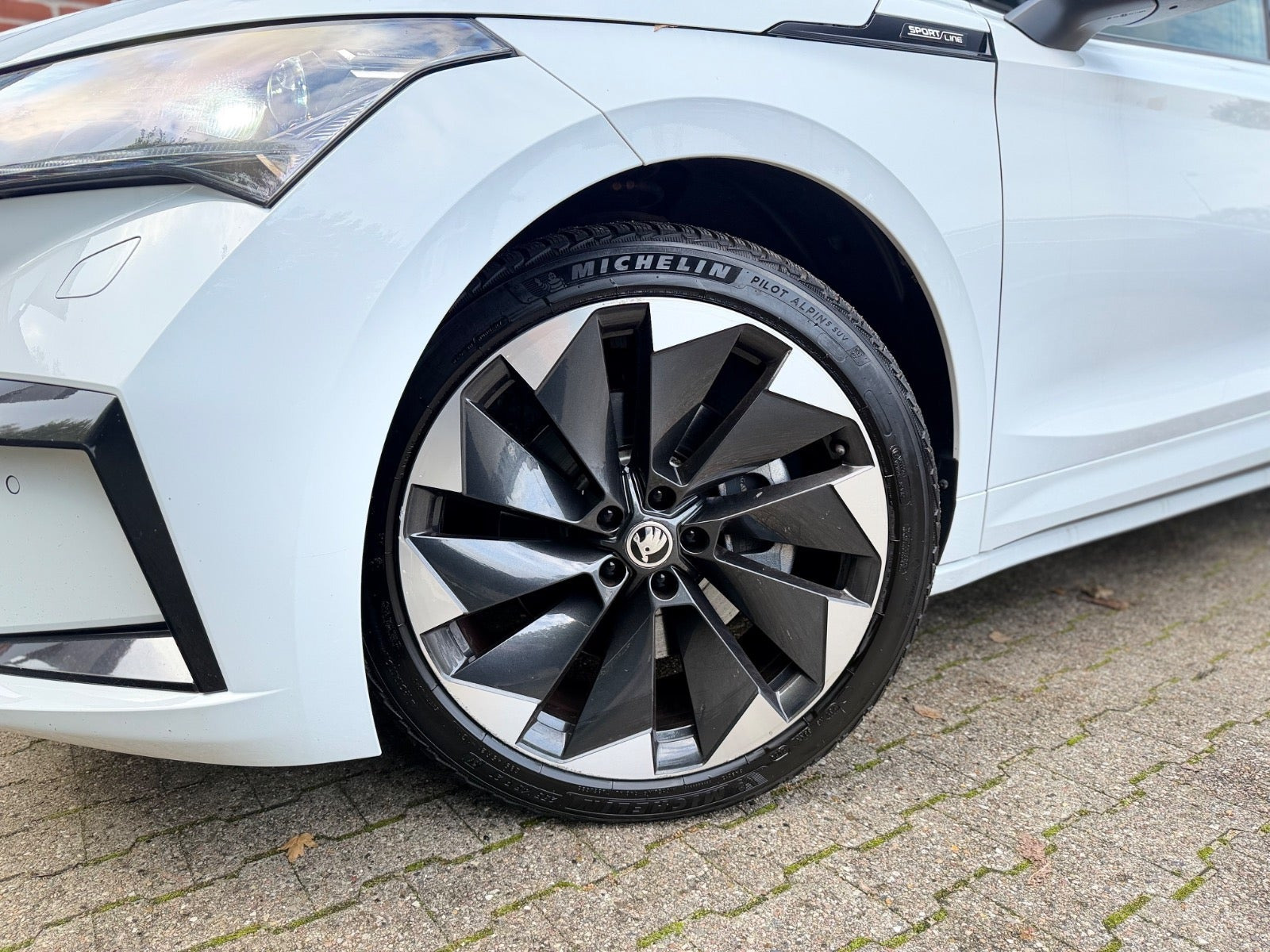 Hvid Skoda Enyaq fra 2022