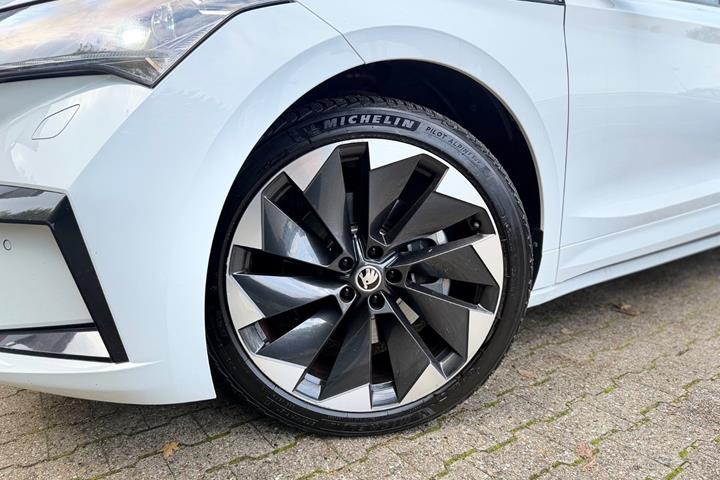 Hvid Skoda Enyaq fra 2022