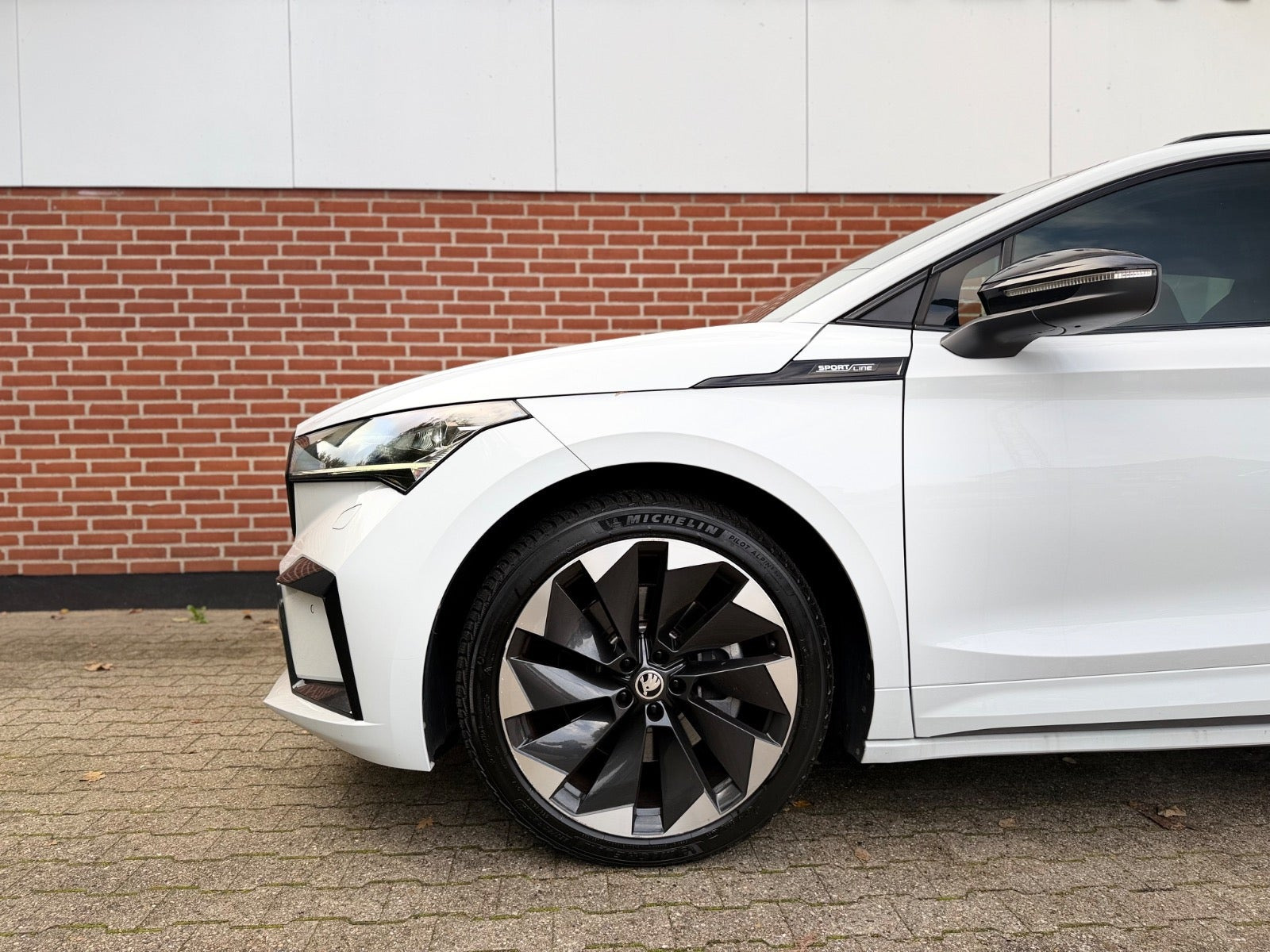 Hvid Skoda Enyaq fra 2022