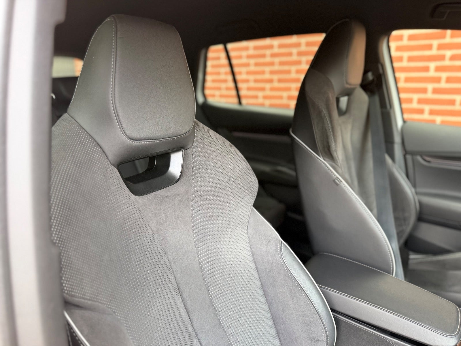 Hvid Skoda Enyaq fra 2022