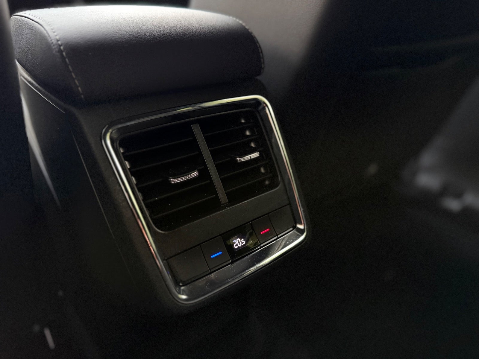 Hvid Skoda Enyaq fra 2022