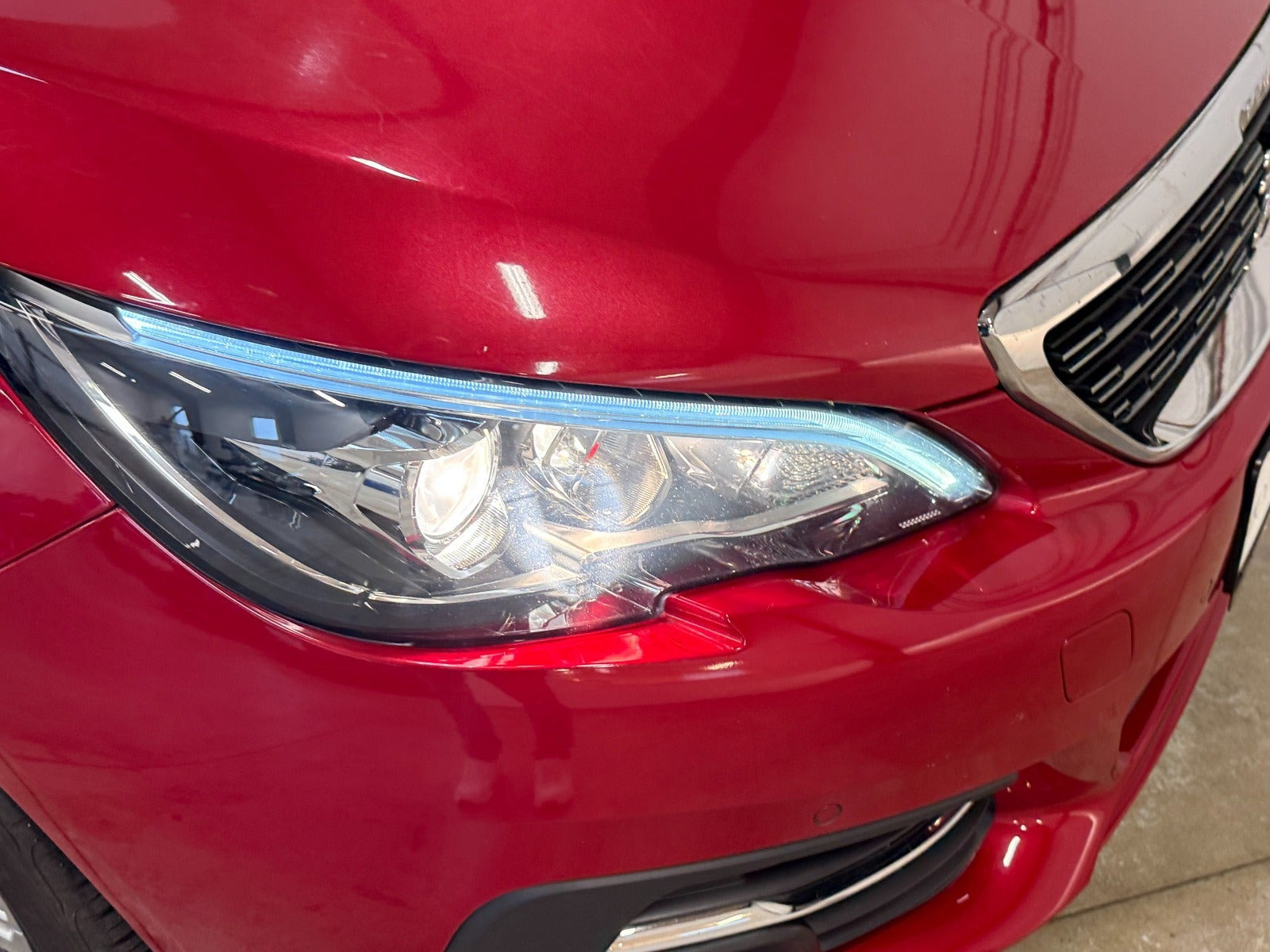 Rød Peugeot 308 fra 2018