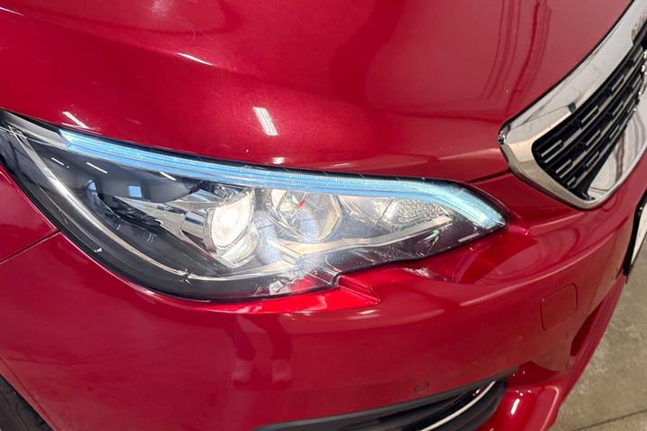 Rød Peugeot 308 fra 2018