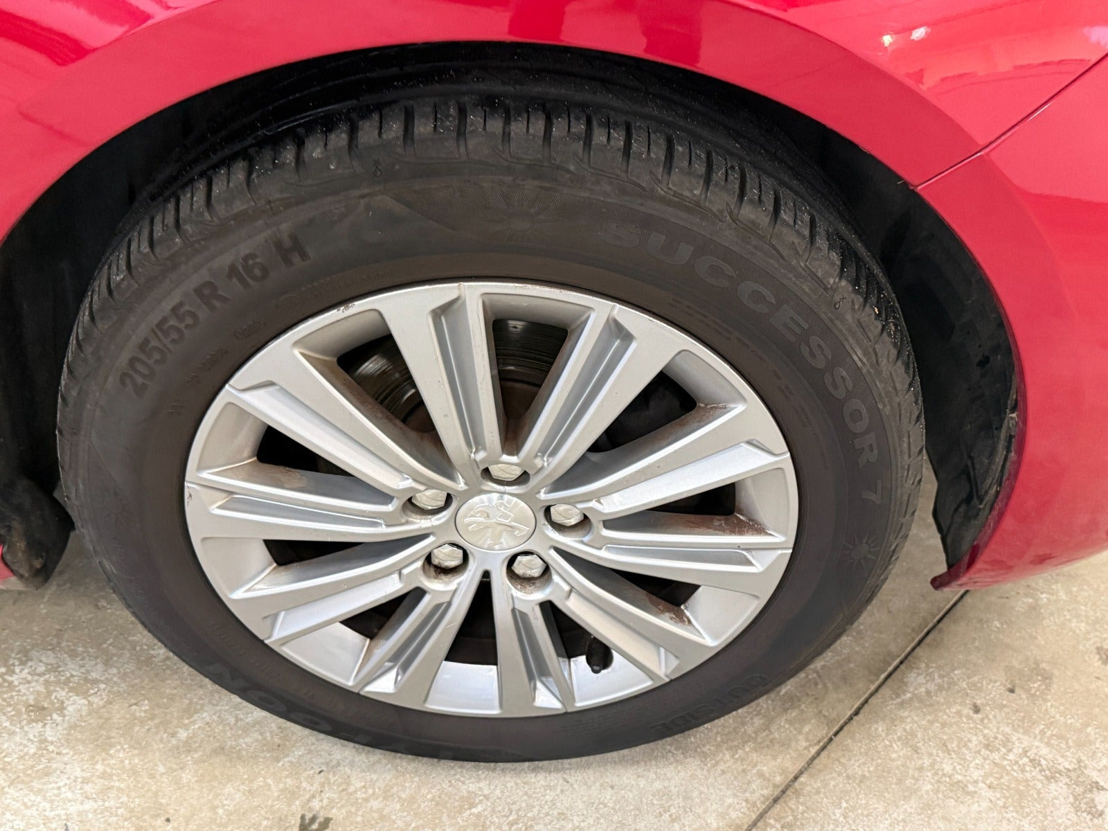 Rød Peugeot 308 fra 2018