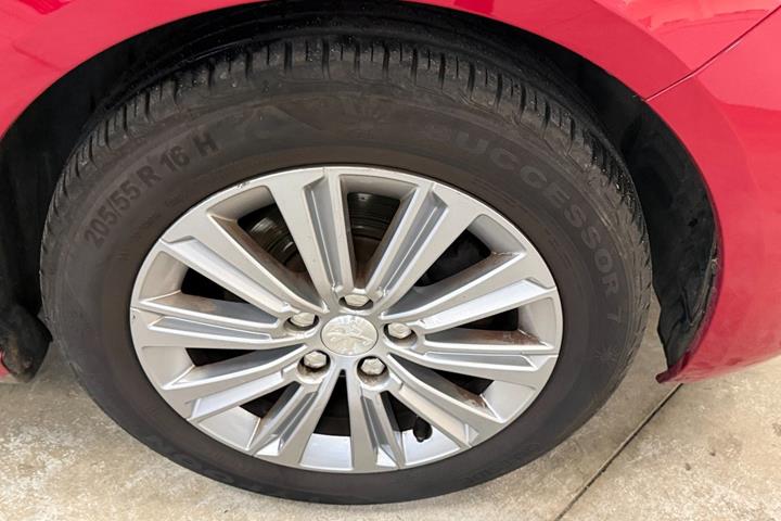 Rød Peugeot 308 fra 2018