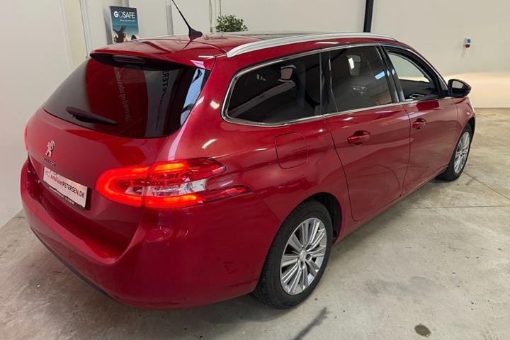 Rød Peugeot 308 fra 2018