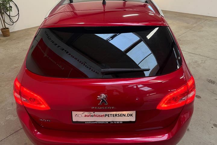 Rød Peugeot 308 fra 2018