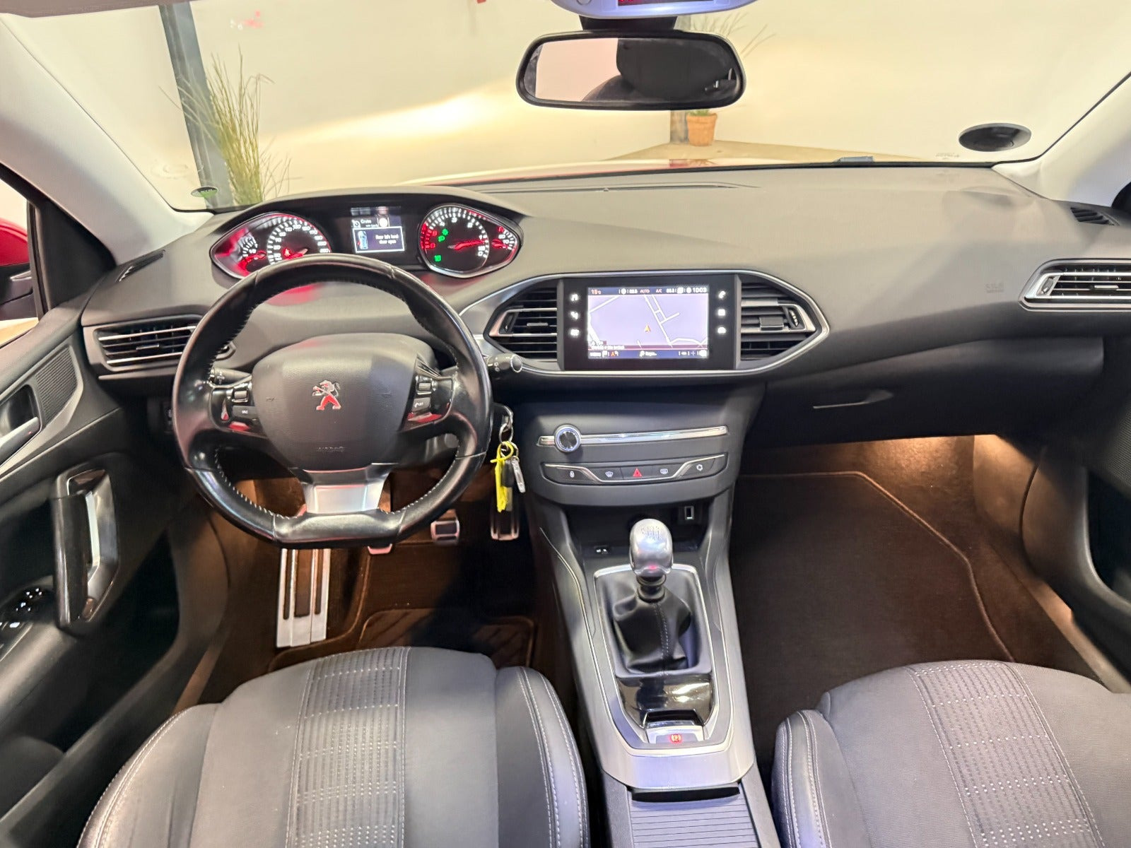 Rød Peugeot 308 fra 2018