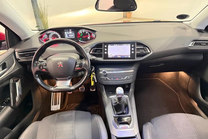 Rød Peugeot 308 fra 2018