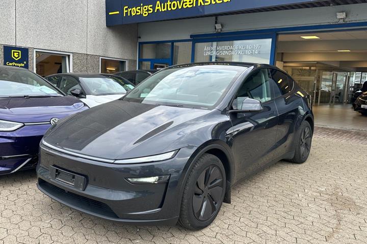 Grå Tesla Model Y fra 2026