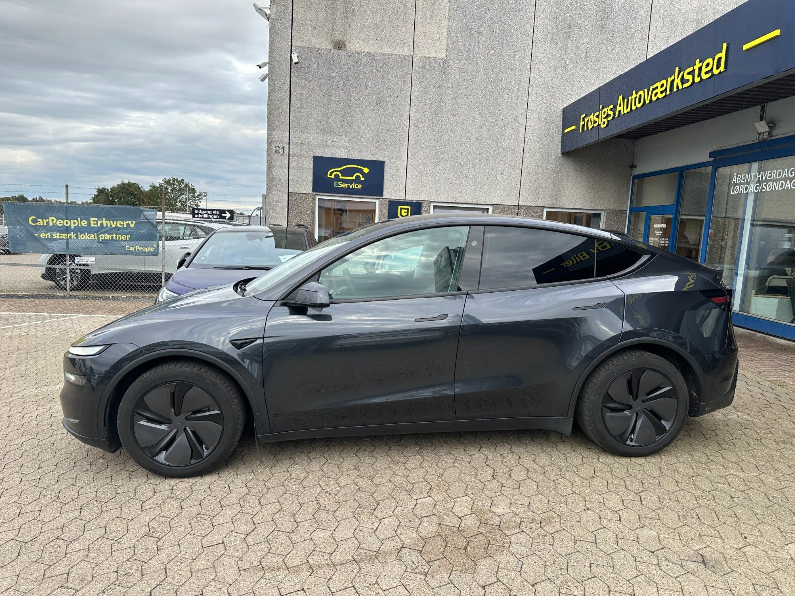Grå Tesla Model Y fra 2026
