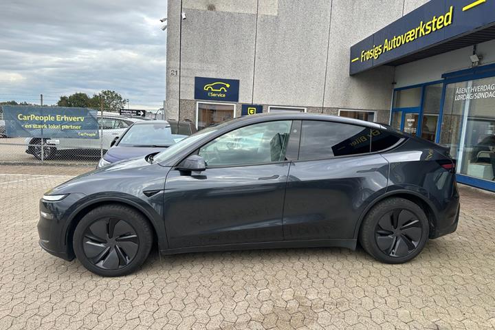 Grå Tesla Model Y fra 2026