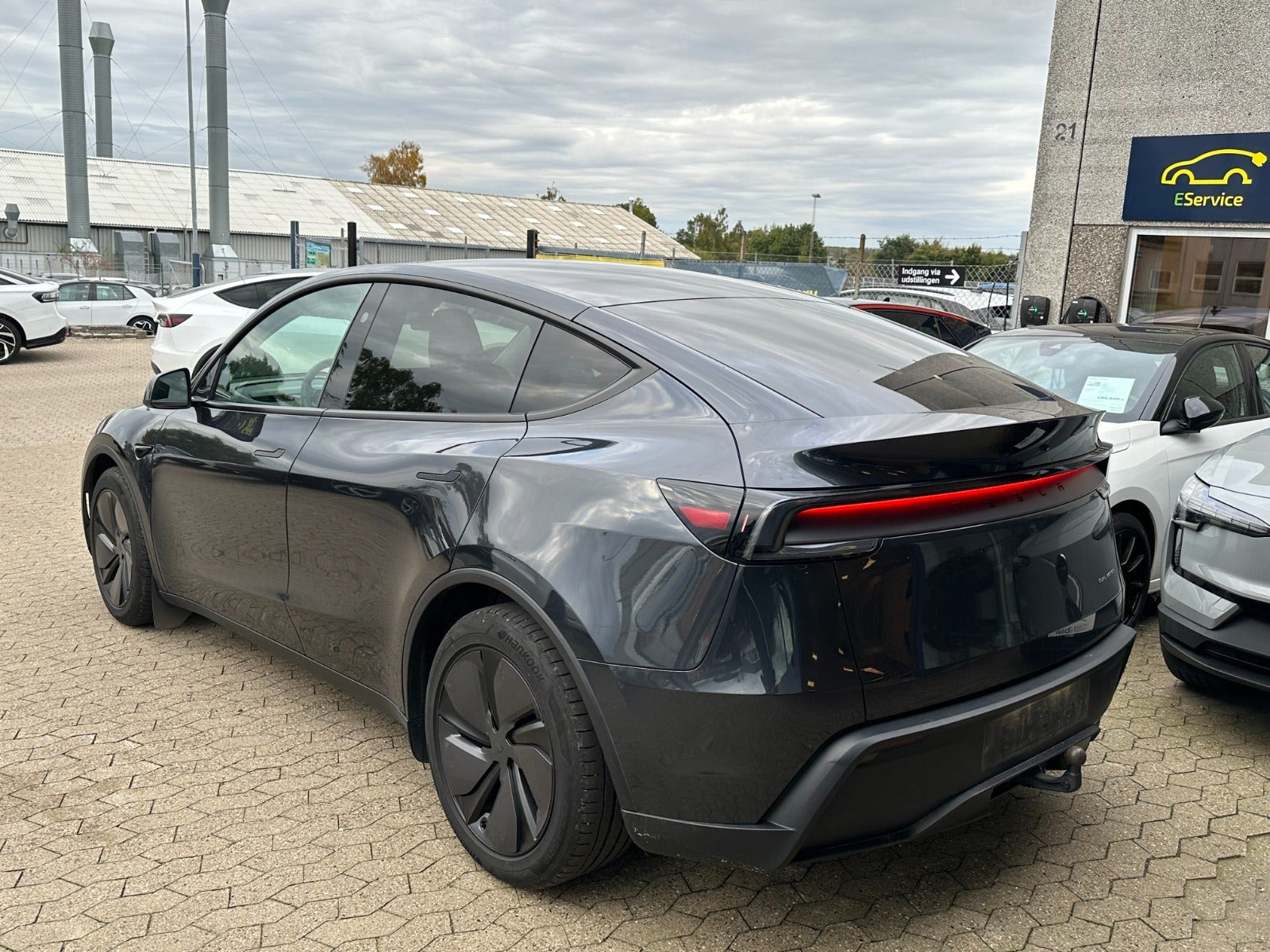 Grå Tesla Model Y fra 2026